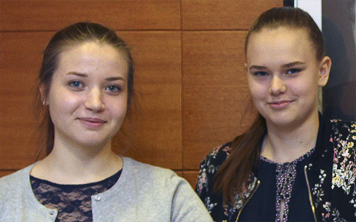 Yläkoulusarjan voittajat Taina Lötjönen ja Terhi Rasikangas ovat Paraistenseudun koulusta Paraisilta.